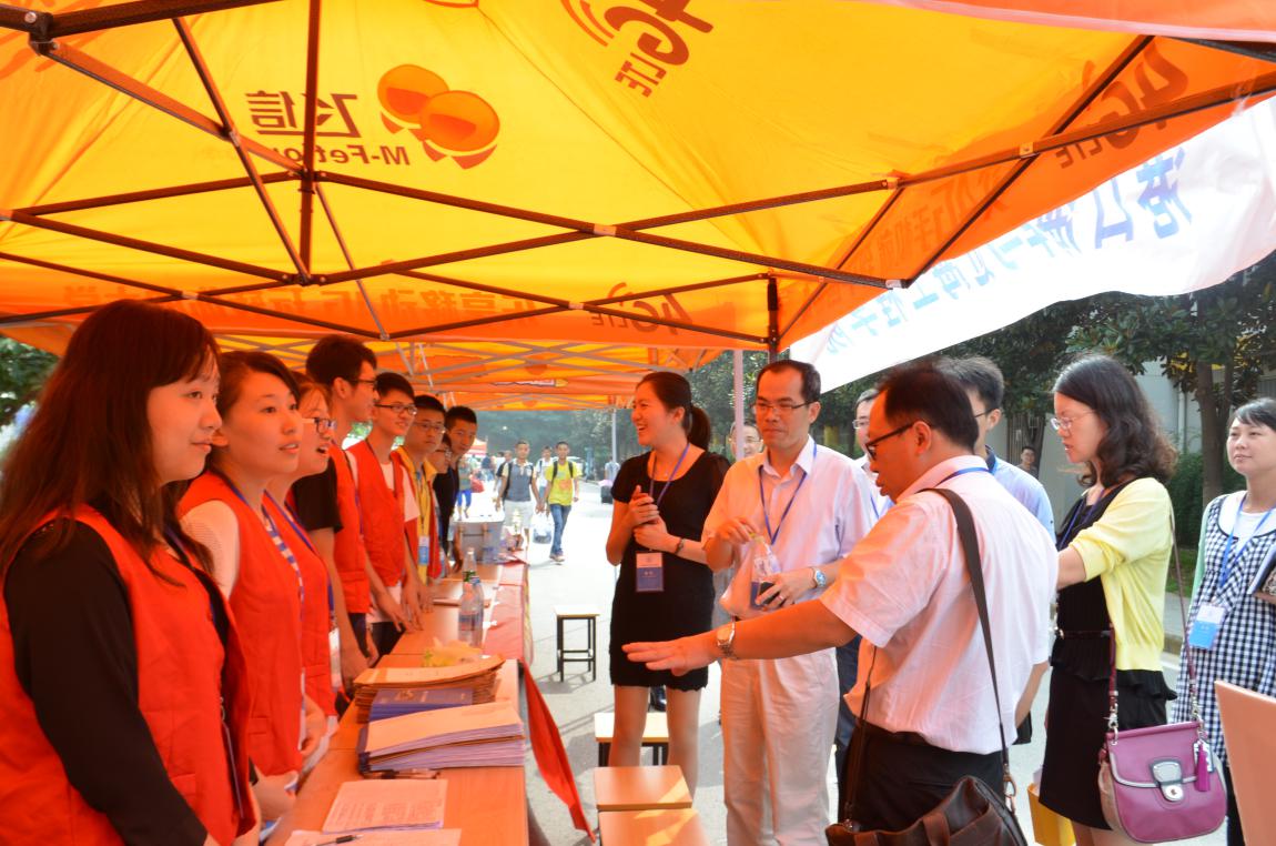 91论坛
领导慰问新生接待点